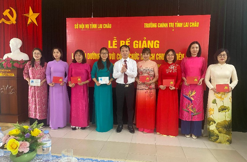 Bế giảng lớp Bồi dưỡng ngạch chuyên viên chính và tương đương năm 2025