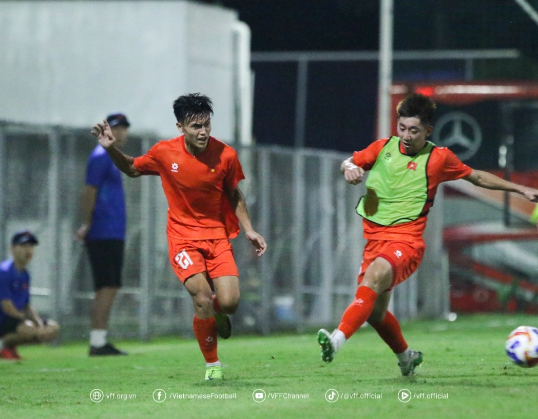 U23 Việt Nam tích cực tập luyện, trung vệ trụ cột tuyên bố bất ngờ