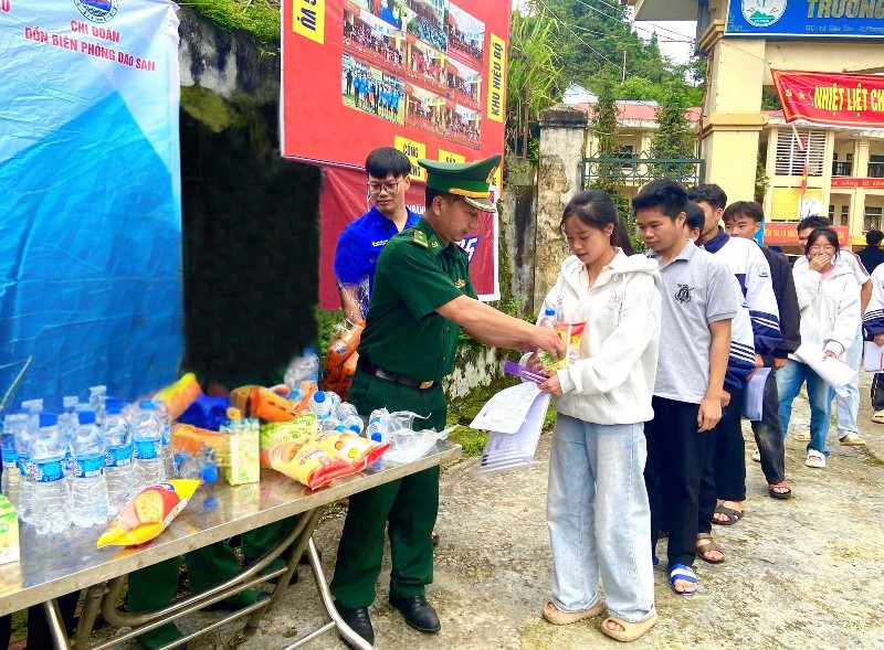 Thiếu tá Sùng A Hùng - người con của bản