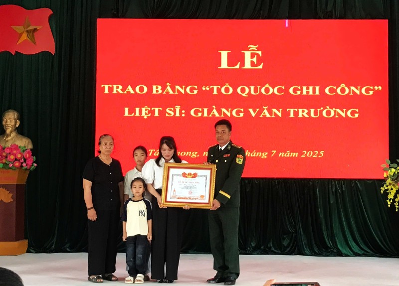Trao bằng "Tổ quốc ghi công" cho thân nhân liệt sĩ