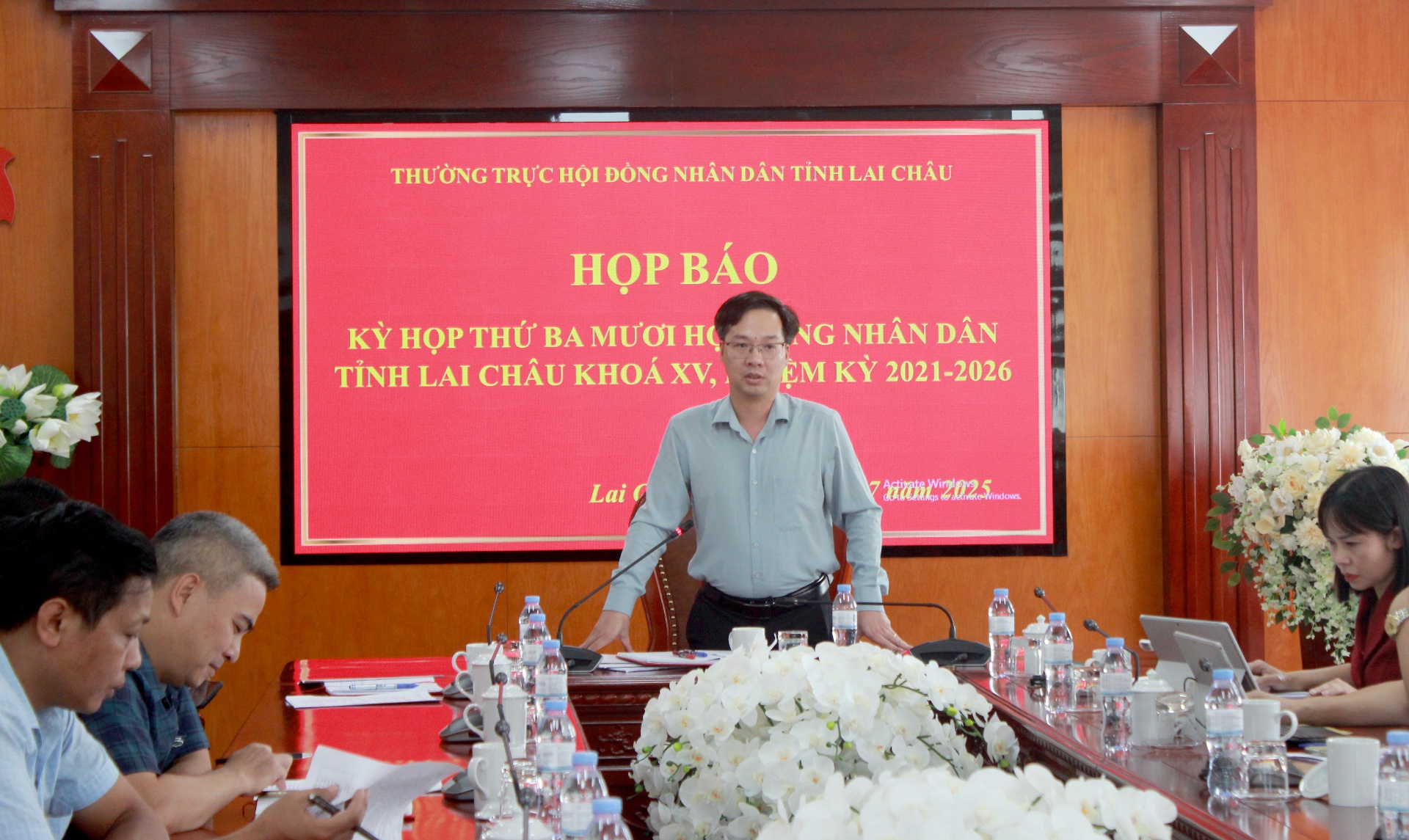 Đại diện lãnh đạo Văn phòng Đoàn Đại biểu Quốc hội và HĐND tỉnh trả lời những ý kiến, kiến nghị của các đại biểu. 
