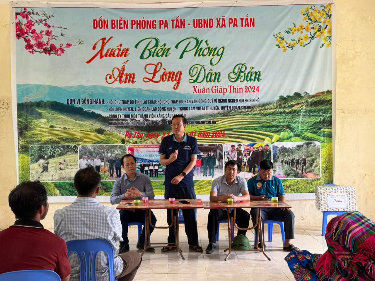 Đồng chí Lù Văen Quân – Bí Thư Đảng uỷ xã Pa Tần phát biểu tại buổi thăm, làm việc tại bản Lồng Thàng. 
