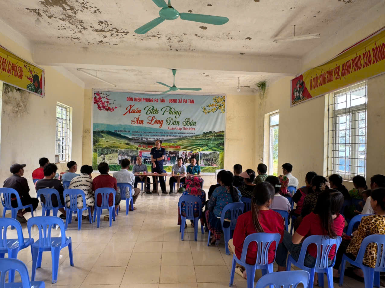Quang cảnh chuyến thăm và làm việc của Thường trực Đảng uỷ xã Pa Tần tại bản Lồng Thàng.