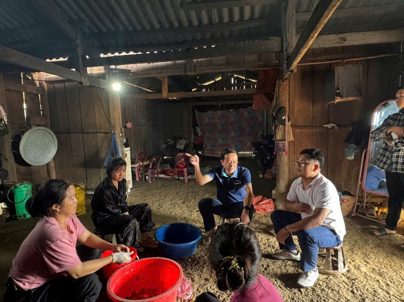 Thường trực Đảng ủy xã Pa Tần thăm, làm việc tại bản Lồng Thàng