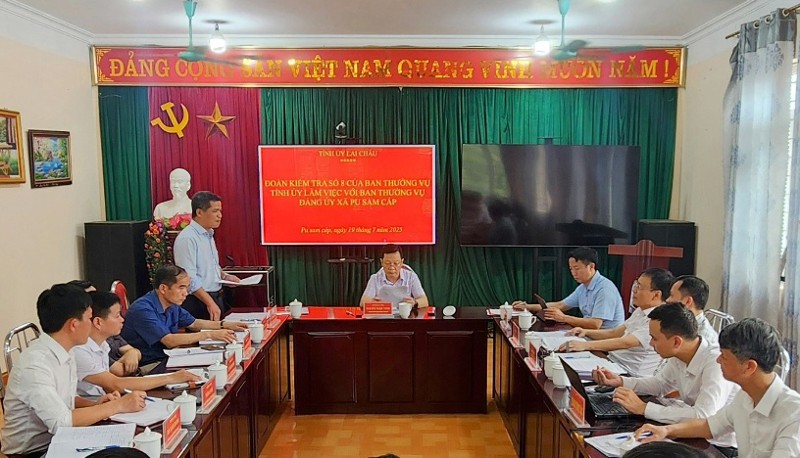 Đoàn kiểm tra số 8 của Ban Thường vụ Tỉnh uỷ làm việc với Ban Thường vụ Đảng uỷ xã Pu Sam Cáp