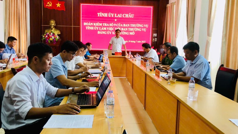 Đồng chí Lê Đức Đục – Trưởng Ban Tuyên giáo và Dân vận Tỉnh ủy kiểm tra, nắm tình hình tổ chức và hoạt động của các xã theo mô hình chính quyền địa phương 2 cấp
