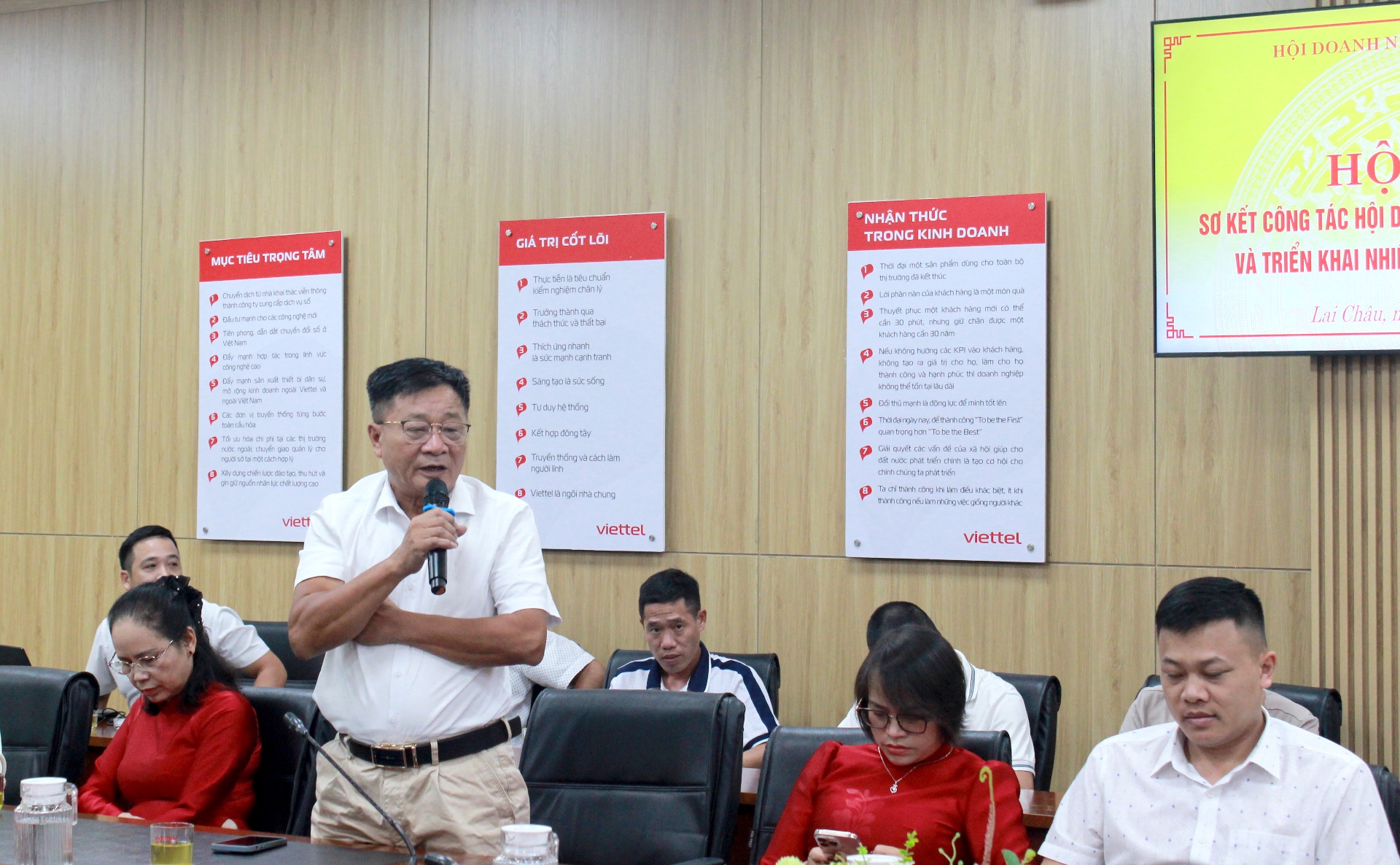 Đại biểu thảo luận tại hội nghị.