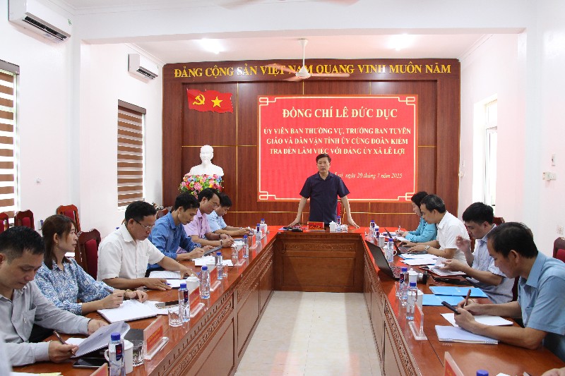 Đồng chí Lê Đức Dục – Ủy viên Ban Thường vụ, Trưởng Ban Tuyên giáo và Dân vận Tỉnh ủy cùng Đoàn kiểm tra làm việc với Đảng ủy xã Lê Lợi