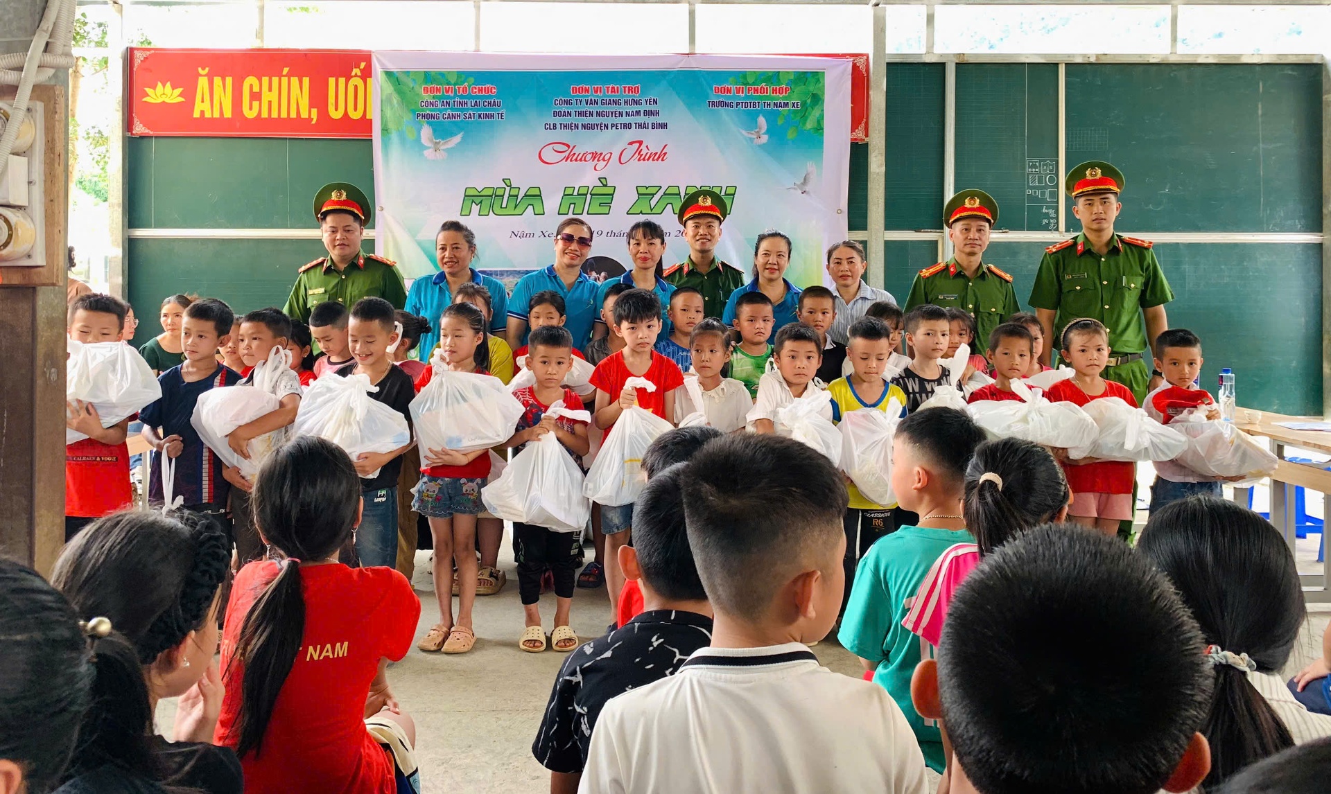 Lãnh đạo Phòng Cảnh sát Kinh tế, đơn vị tài trợ trao quà cho các em học sinh trường Tiểu học Nậm Xe