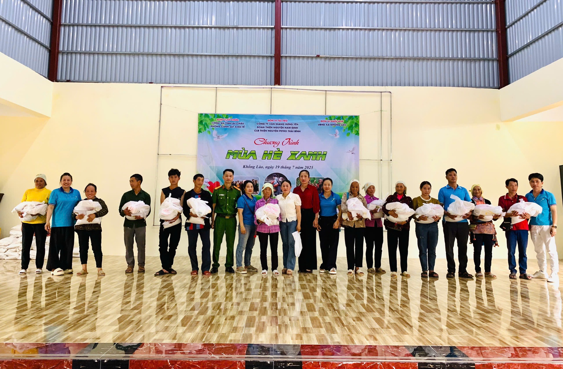 Đại diện Chi đoàn Phòng Cảnh sát Kinh tế, UBND xã Khổng Lào và các đơn vị tài trợ trao quà cho các hộ dân có hoàn cảnh khó khăn.