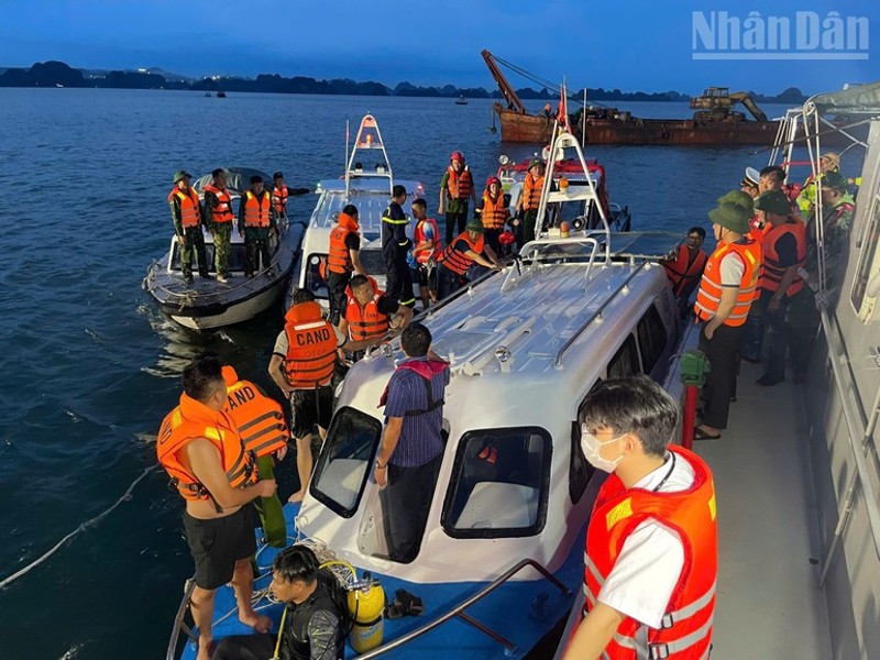 Vụ lật tàu trên Vịnh Hạ Long: Gần 300 người và 46 phương tiện tham gia tìm kiếm, cứu nạn