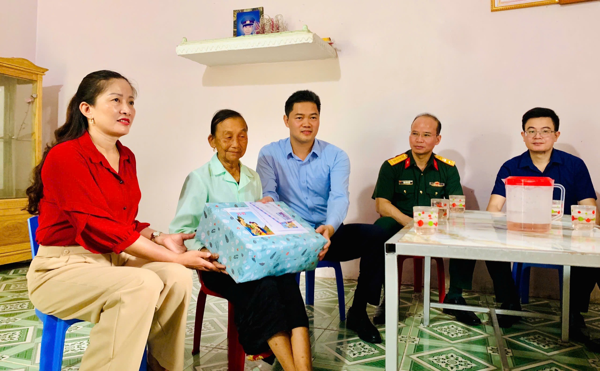 Đồng chí Vũ Mạnh Hà - Ủy viên dự khuyết Ban chấp hành Trung ương Đảng, Phó Bí thư Thường trực Tỉnh ủy thăm và động viên bà Lừu Thị Sưởi ở bản Đớ, xã Khổng Lào (vợ liệt sĩ Mào Văn Lốm).