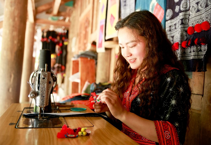 Thổi hồn văn hóa dân tộc vào sản phẩm lưu niệm