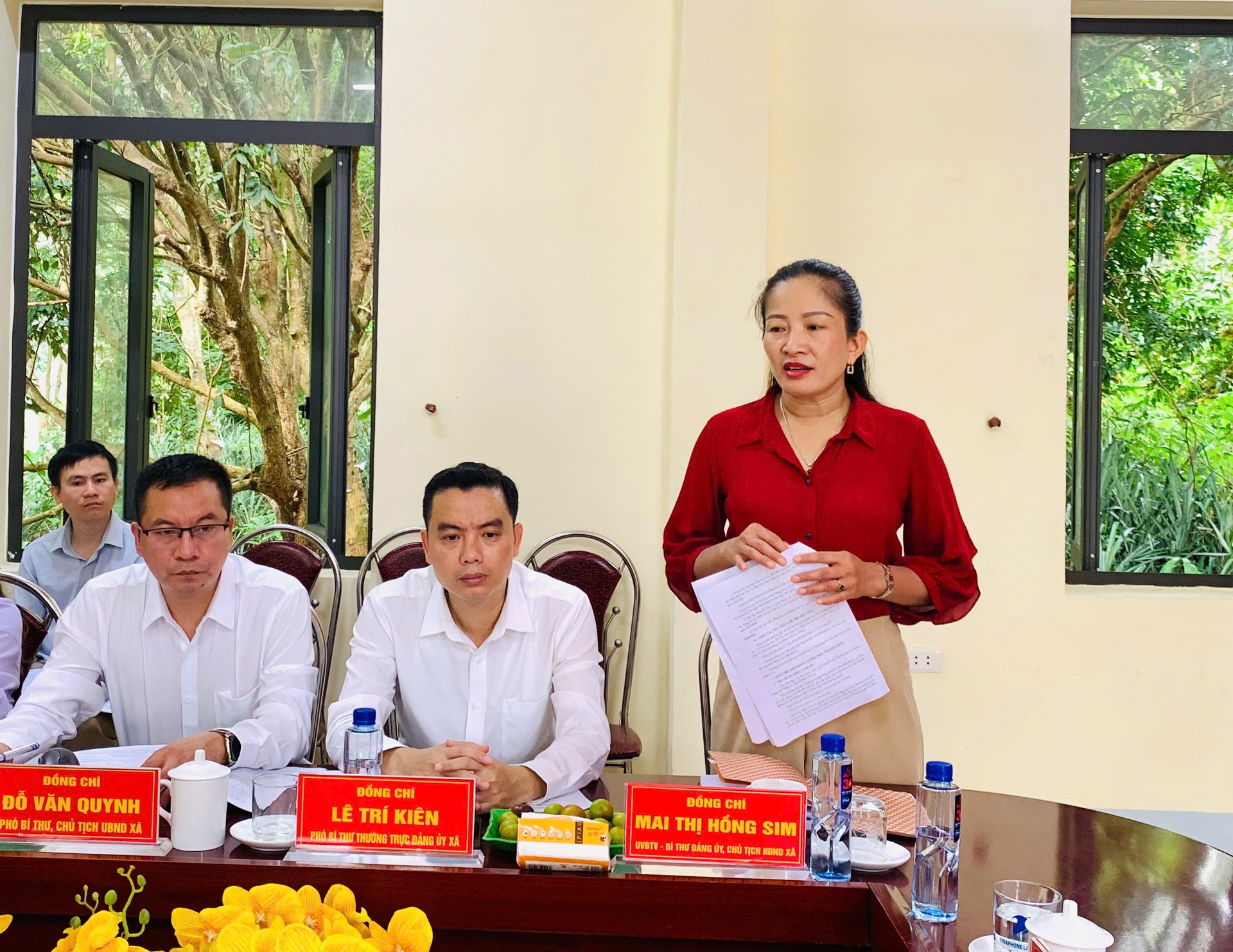 Đồng chí Mai Thị Hồng Sim - Bí thư Đảng ủy, Chủ tịch HĐND xã Khổng Lào báo cáo thực hiện mô hình chính quyền địa phương 2 cấp.