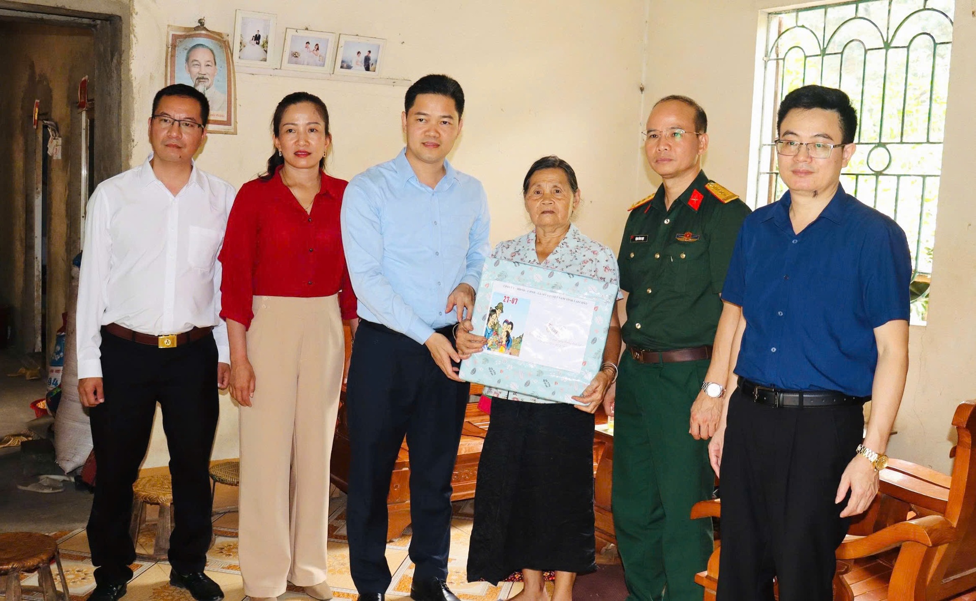 … thăm, tặng quà gia đình bà Đèo Thị Chơn ở bản Nậm Cáy, xã Khổng Lào (vợ liệt sĩ Lò Văn Chúng).