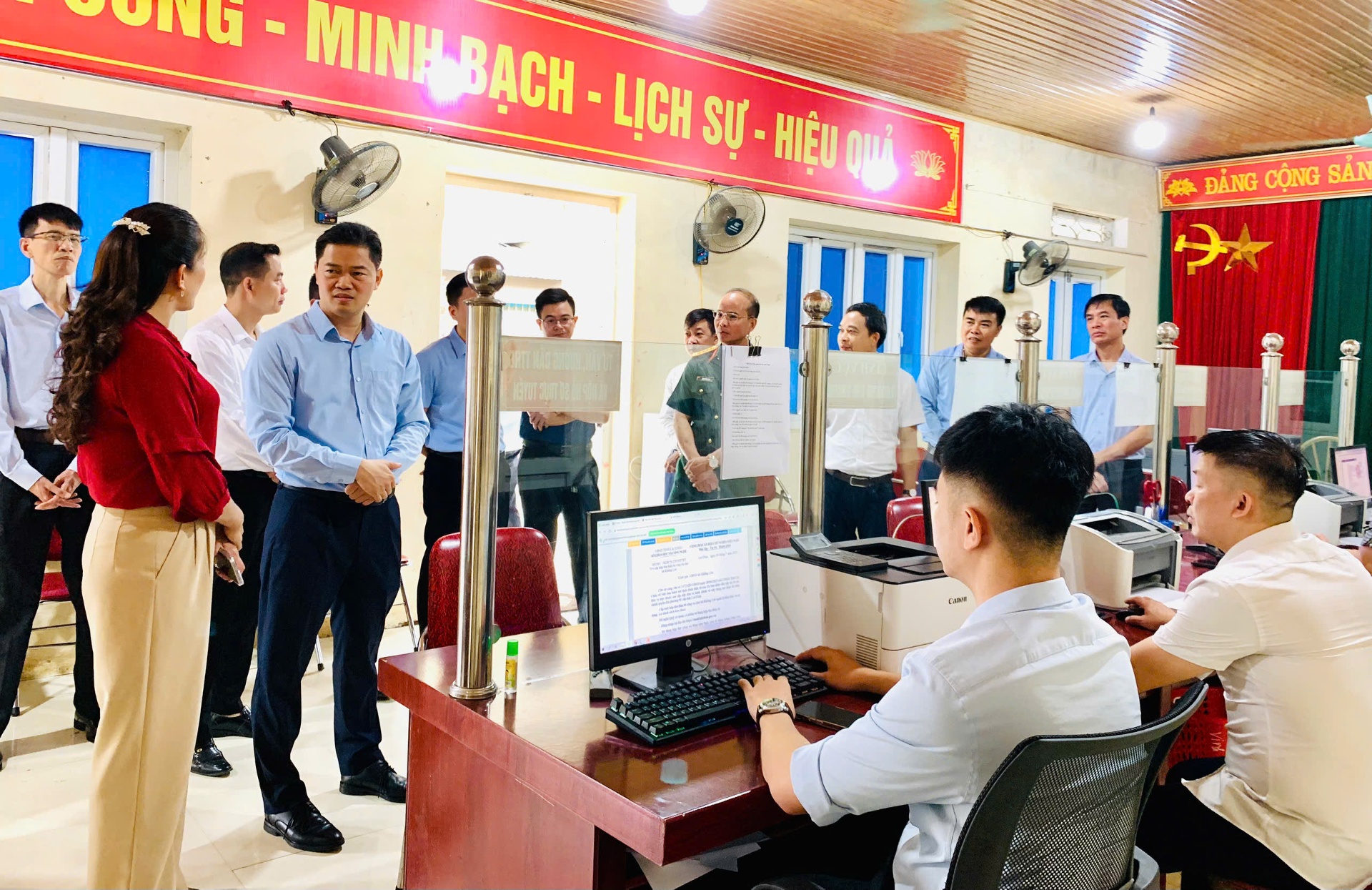 Đồng chí Vũ Mạnh Hà - Ủy viên dự khuyết Ban chấp hành Trung ương Đảng, Phó Bí thư Thường trực Tỉnh ủy cùng thành viên đoàn công tác kiểm tra cơ sở vật chất, trụ sở làm việc của xã Khổng Lào.