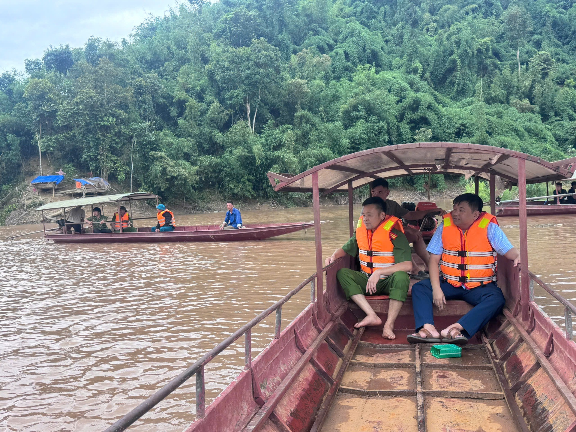 Lực lượng Công an, quân sự xã Mường Mô vẫn đang tích cực tìm kiếm nạn nhân mất tích.