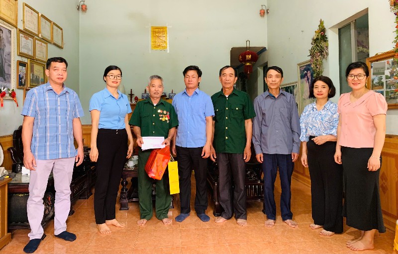 Thăm, tặng quà gia đình chính sách, người có công