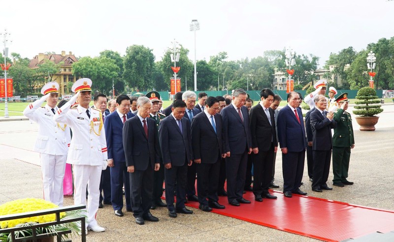 Lãnh đạo Đảng, Nhà nước vào Lăng viếng Chủ tịch Hồ Chí Minh, tưởng niệm các Anh hùng liệt sĩ
