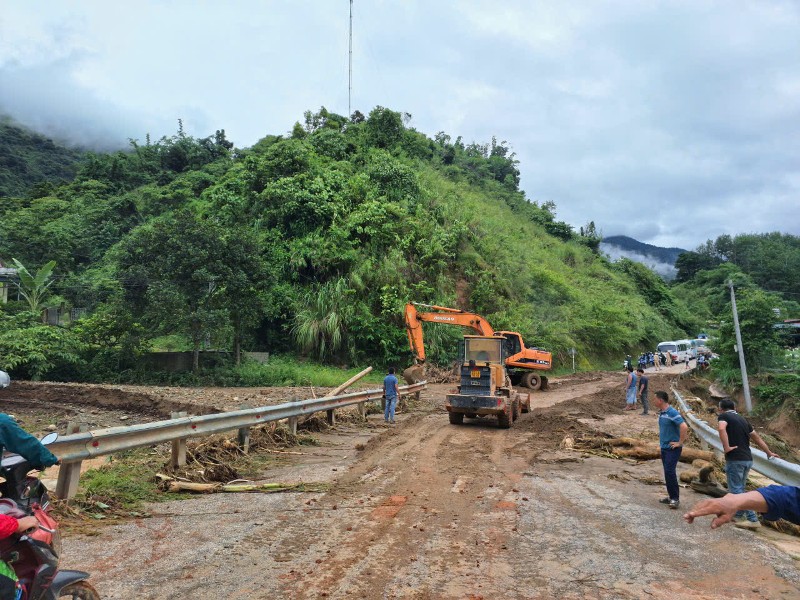 Xã Nậm Hàng: Mưa to kéo dài gây sạt lở đất, ảnh hưởng đến giao thông và đời sống của Nhân dân