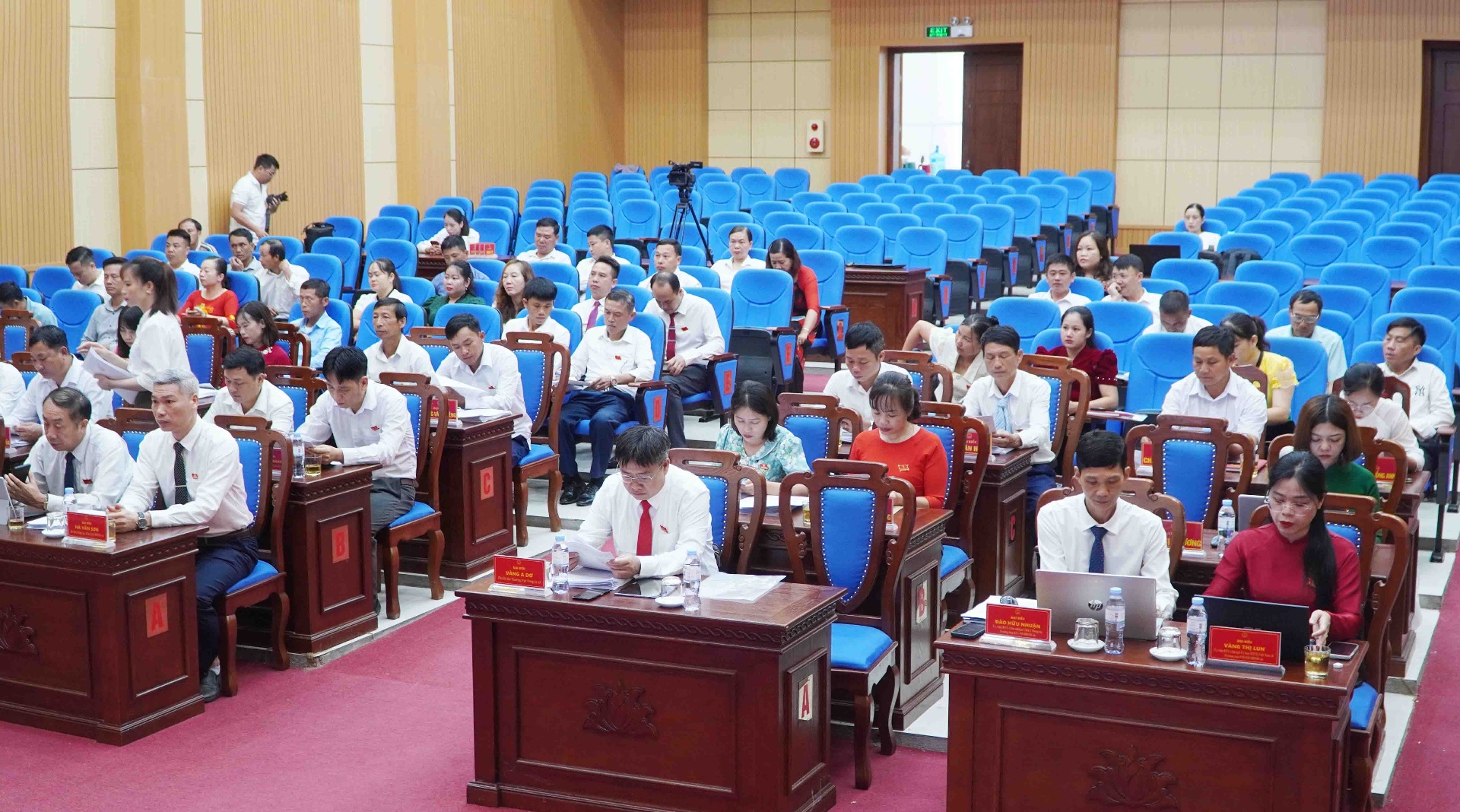 Các đại biểu dự kỳ họp.