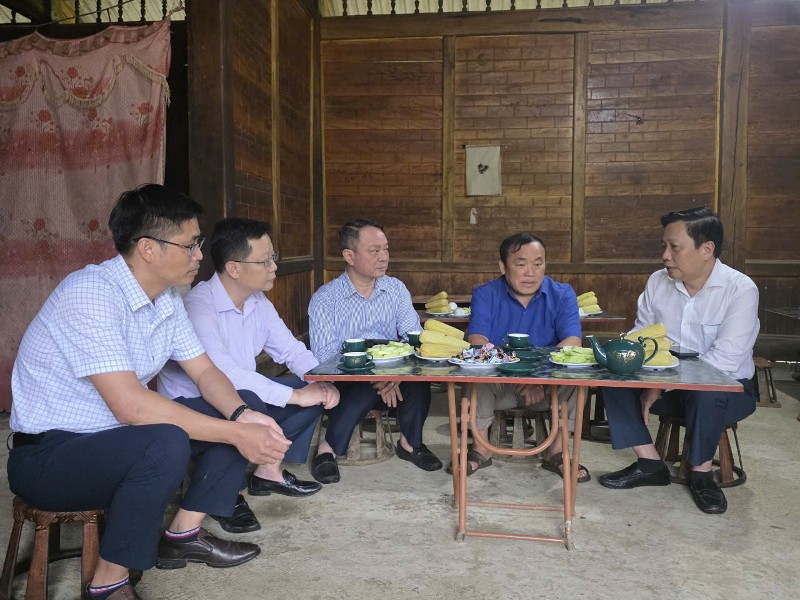 Thăm, tặng quà gia đình liệt sĩ