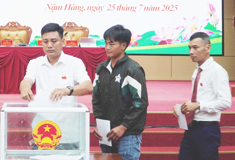 Kỳ họp thứ hai Hội đồng nhân dân xã Nậm Hàng khóa XXI, nhiệm kỳ 2021 - 2026