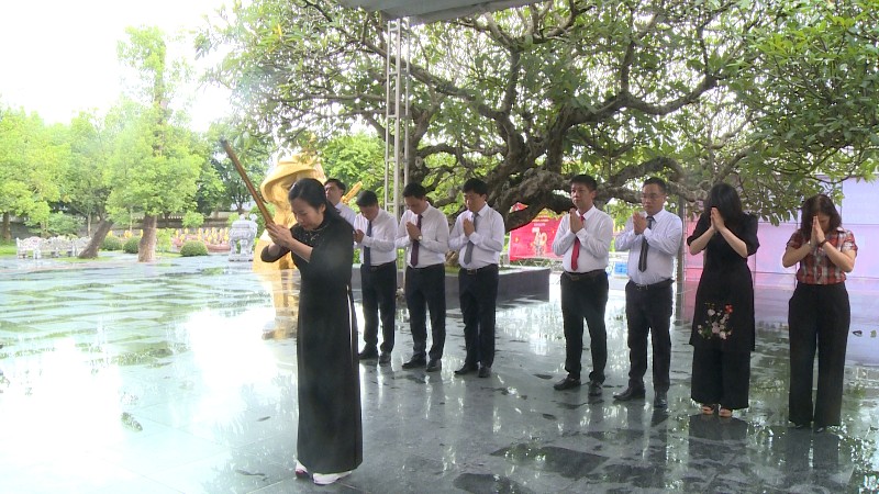 Đoàn công tác tỉnh Lai Châu viếng Nghĩa trang liệt sĩ tỉnh Điện Biên