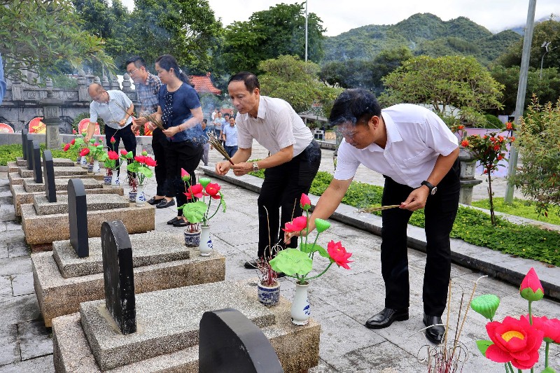 Báo và phát thanh, truyền hình Lai Châu viếng Nghĩa trang Liệt sĩ tỉnh