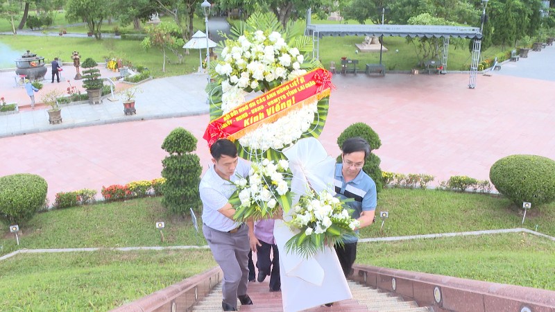 Đoàn công tác của tỉnh Lai Châu dâng hương tại Di tích quốc gia đặc biệt Thành cổ Quảng Trị
