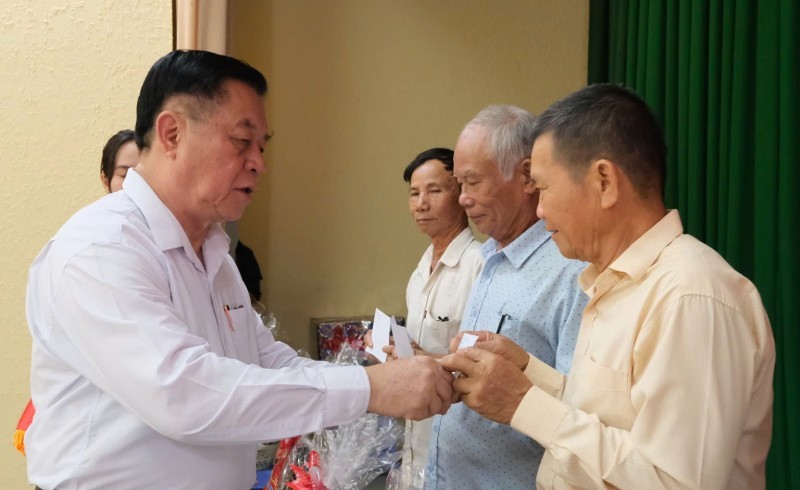 Trưởng ban Tuyên giáo và Dân vận Trung ương thăm và tri ân gia đình chính sách tại Tây Ninh