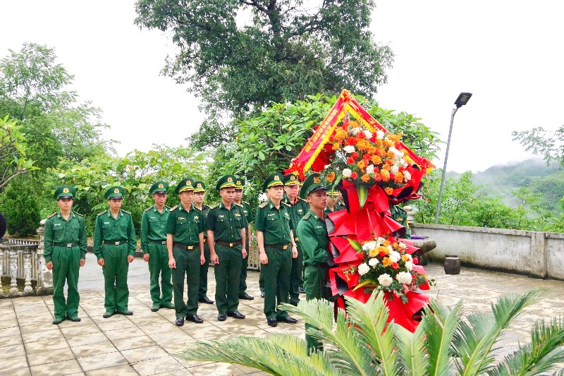 Tặng quà anh hùng lực lượng vũ trang nhân dân, thương binh và dâng hương tri ân các Anh hùng liệt sĩ