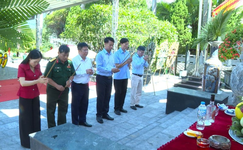 Dâng hương tưởng niệm các Anh hùng liệt sĩ