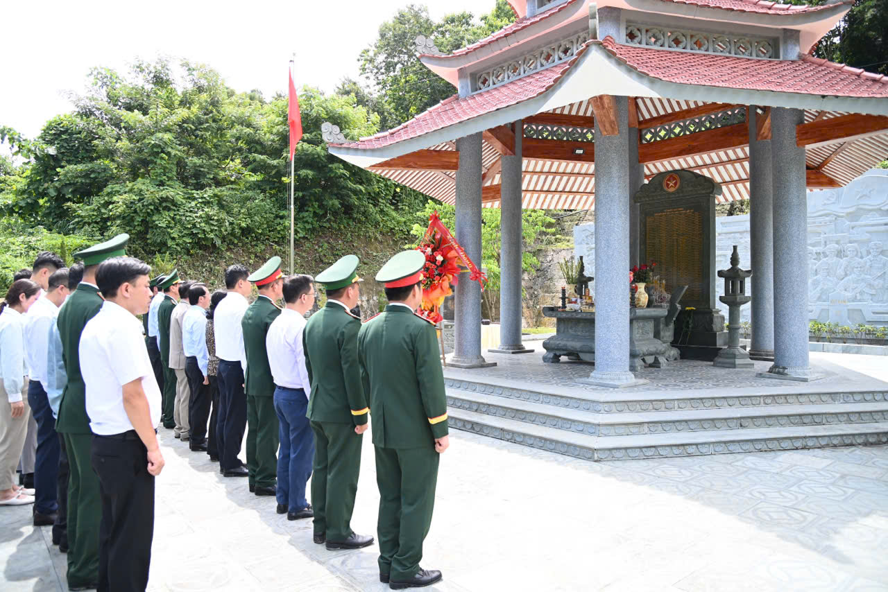Đoàn công tác của tỉnh dâng hương tại Nhà bia ghi tên các Anh hùng liệt sĩ Ma Li Pho.