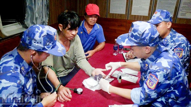 Cảnh sát biển sơ cứu ngư dân gặp nạn trên biển