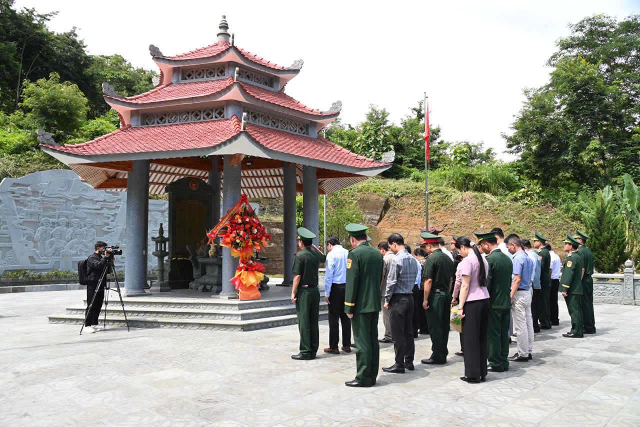 Các đại biểu dành một phút mặc niệm tưởng nhớ công lao của các anh hùng, liệt sĩ.