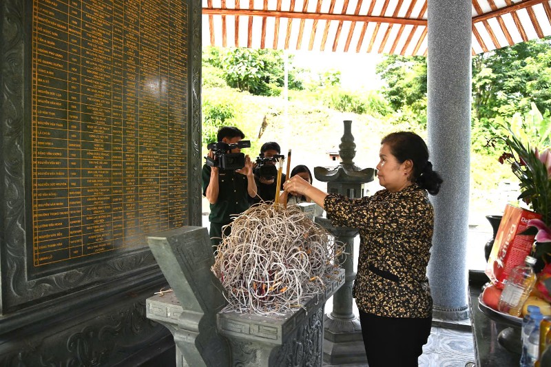 Đoàn công tác của tỉnh dâng hoa, dâng hương tại Nhà bia ghi tên các Anh hùng, liệt sĩ Ma Li Pho