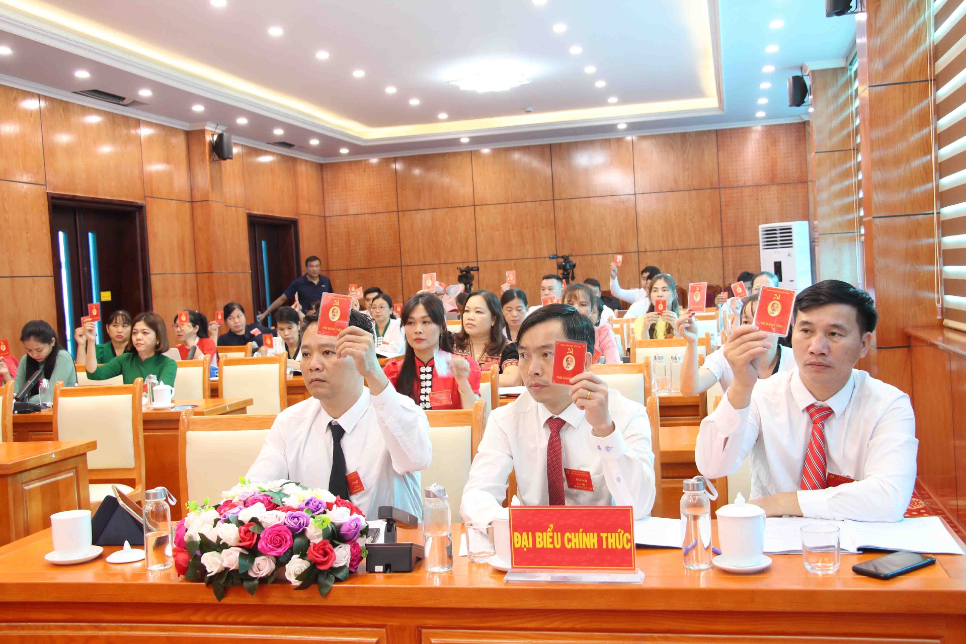 Các đại biểu biểu quyết thông qua các chỉ tiêu Nghị quyết tại Đại hội.