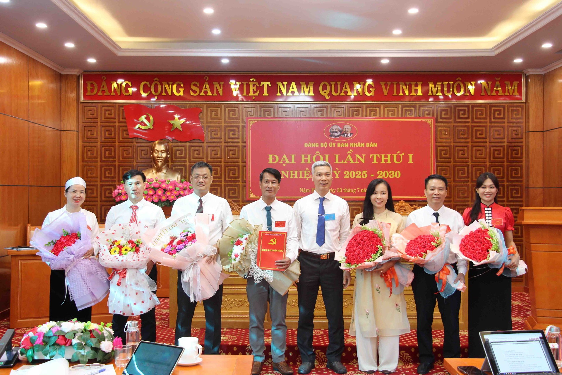 Đồng chí Hà Văn Sơn – Bí thư Đảng uỷ xã Nậm Hàng tặng hoa chúc mừng Ban chấp hành Đảng bộ UBND xã Nậm Hàng khoá I, nhiệm kỳ 2025 - 2030.
