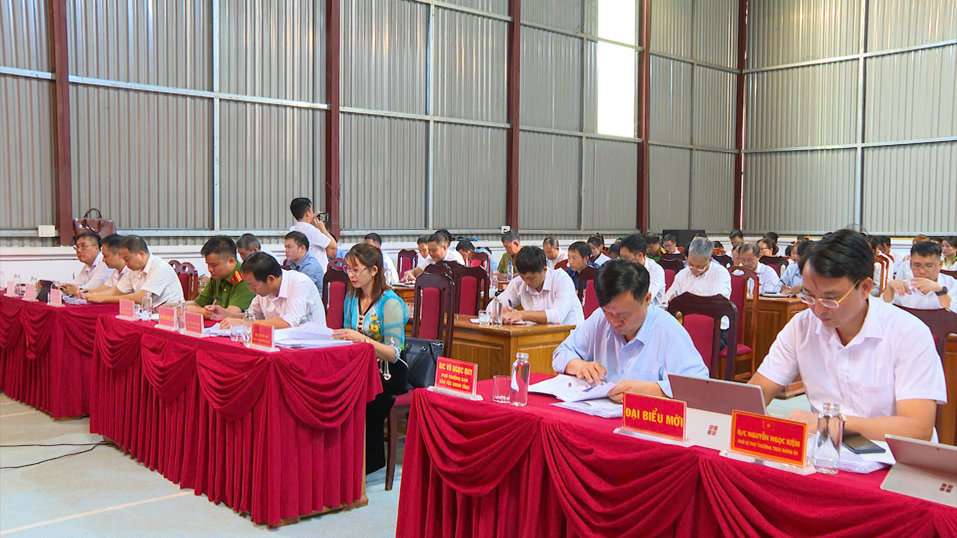 Các đại biểu dự kỳ họp.