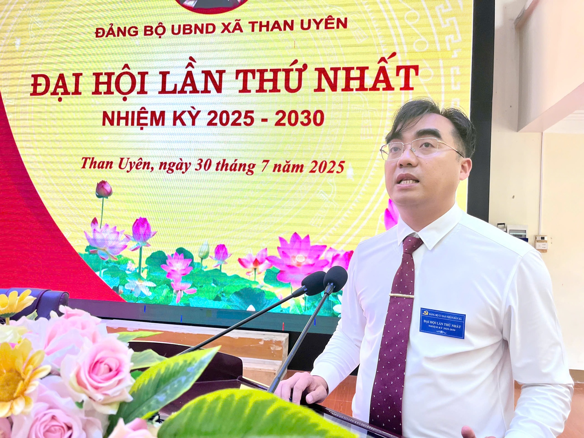 Đồng chí Phạm Hồng Thái - Bí thư Đảng ủy xã Than Uyên phát biểu chỉ đạo đại hội. 