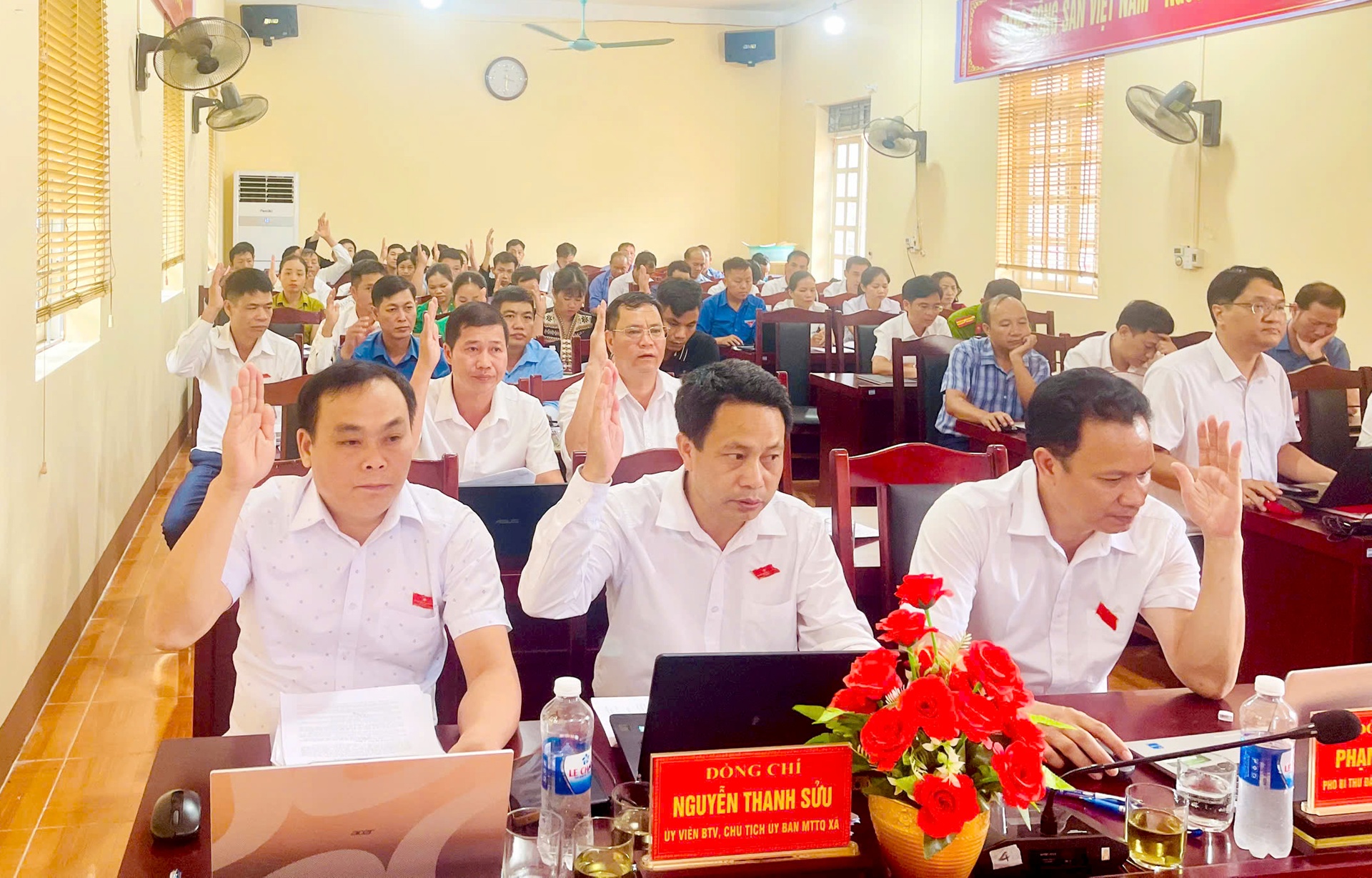 Đại biểu biểu quyết thông qua các nghị quyết tại kỳ họp.