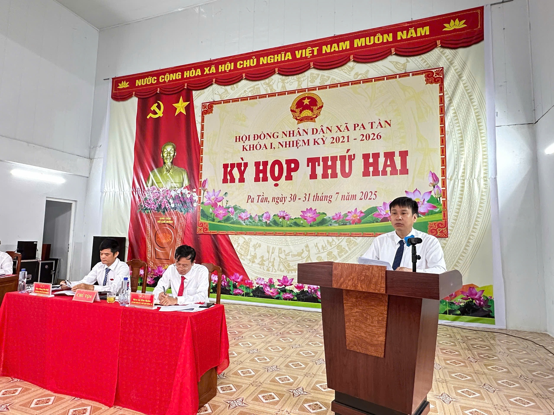 Đồng chí Nguyễn Văn Giáp –Chủ tịch UBND xã Pa Tần phát biểu trả lời cử tri tại kỳ họp.