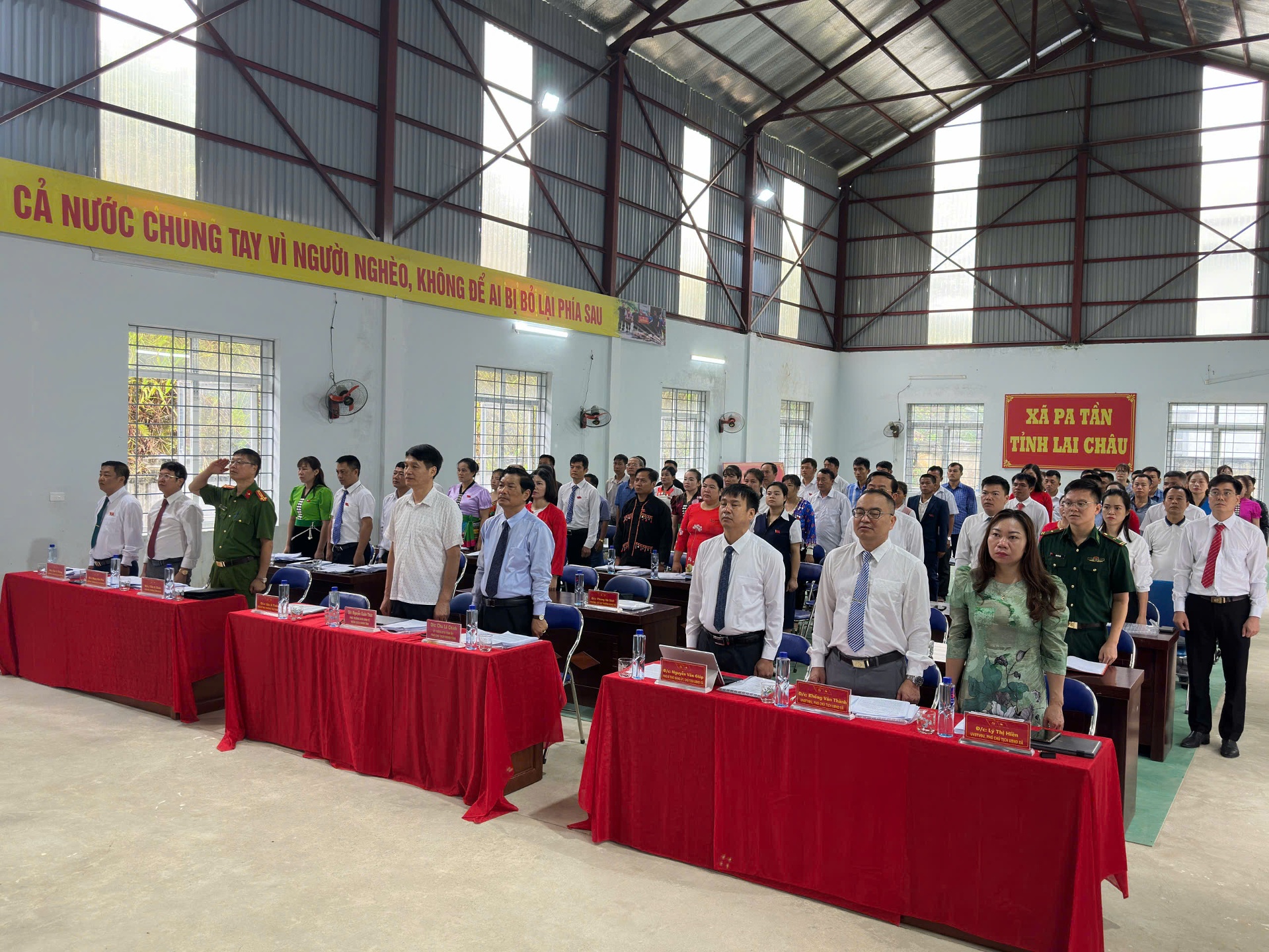 Các đại biểu thực hiện nghi thức chào cờ trước kỳ họp.