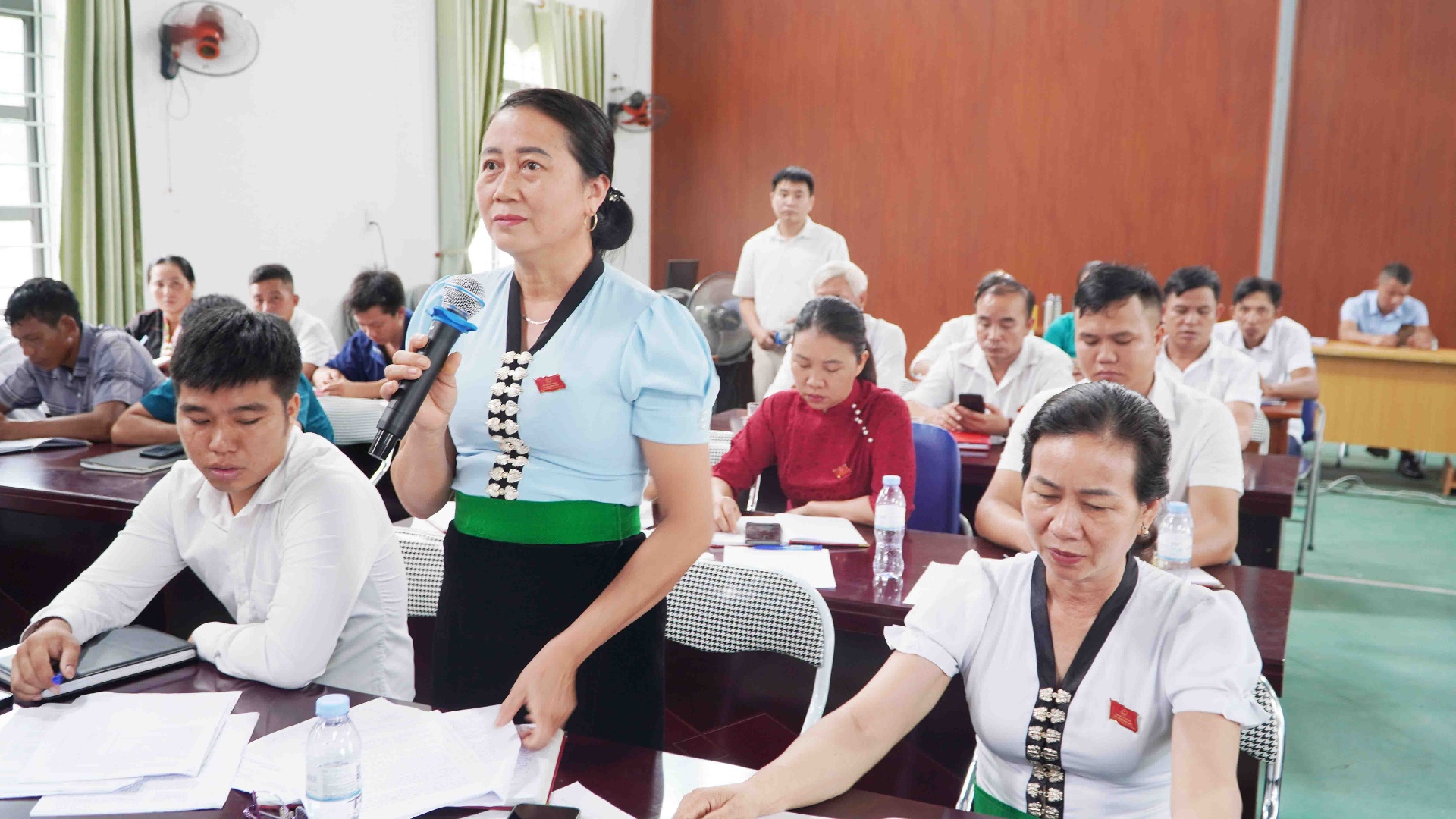 Cử tri bản Mường Mô, xã Mường Mô nêu ý kiến kiến nghị tại kỳ họp.