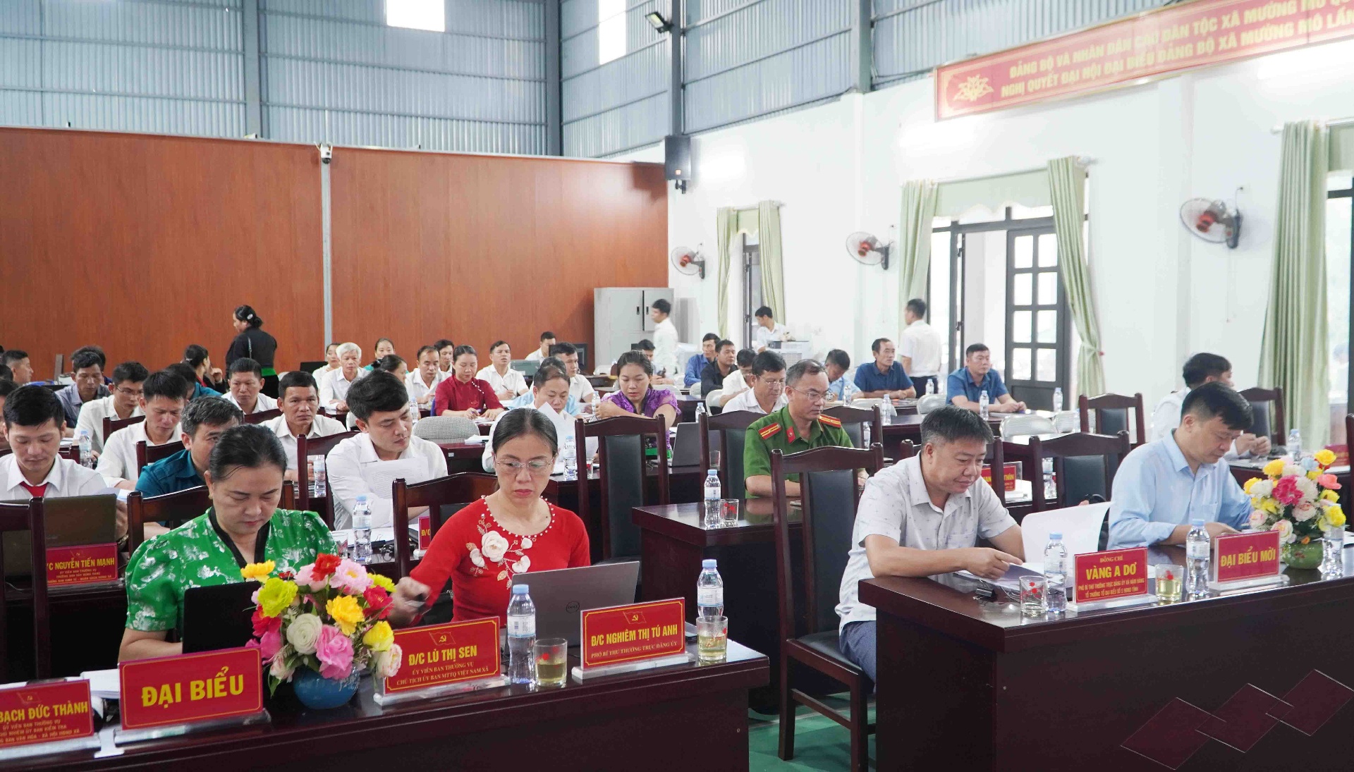 Các đại biểu dự kỳ họp.