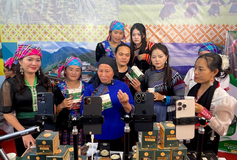 Phát triển thương mại, dịch vụ văn minh, hiện đại