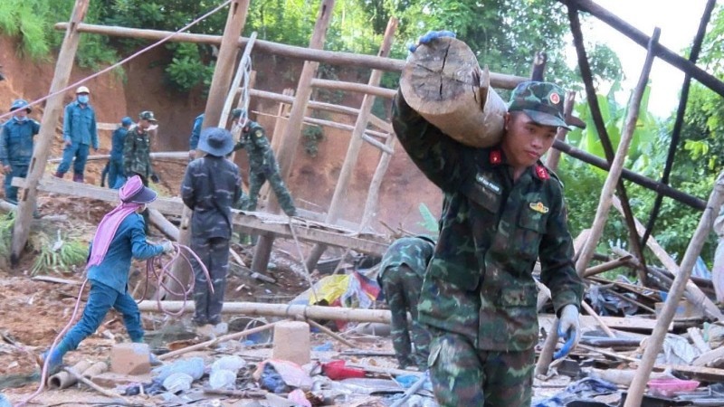 Các chiến sĩ công an, bộ đội là điểm tựa của người dân vùng bão, lũ
