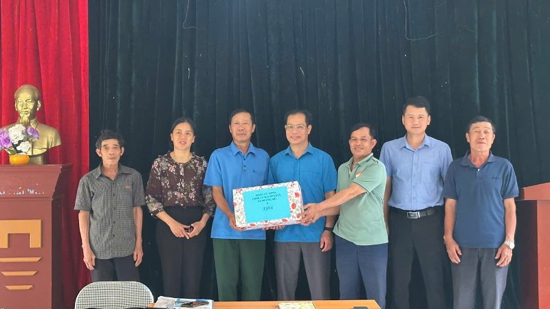 Đoàn công tác xã Mường Mô kiểm tra tình hình thực tế bản Nậm Khao