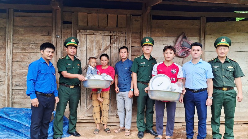 Tặng quà cho gia đình có hoàn cảnh khó khăn